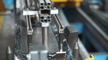 Fabrikada tambur yıkamak için delikli metal levhalar hareketli robotik manipülatör