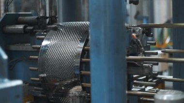 Fabrikada otomatik makinede tambur yıkama. Üretim çamaşır makinesi