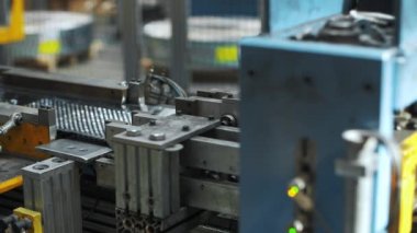 Fabrikada tambur yıkama için endüstriyel makineler üzerinde hareket eden delikli çelik sac