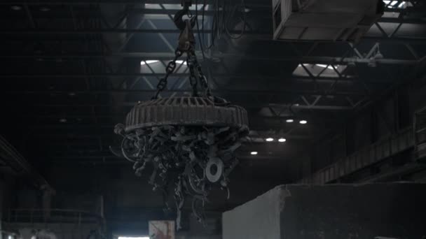 Endüstriyel mıknatıs kaldırma hurda metal. Metal atıkların taşınması için manyetik vinç — Stok video