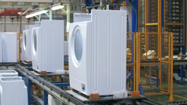 Cuerpo blanco de la lavadora que se mueve en el transportador de producción en la fábrica industrial — Vídeos de Stock