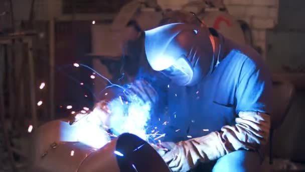 Trabajador industrial soldadura de acero en máscara protectora en la fábrica de metalurgia — Vídeo de stock