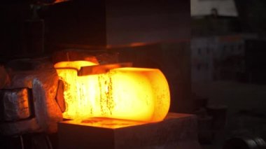 Demirci fabrikada otomatik çekiç ve endüstriyel bıçak ile sıcak metal kesme
