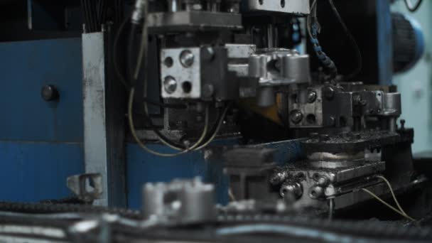 Torno máquina de procesamiento de detalle de acero. Máquina CNC en fábrica de trabajo de metal — Vídeo de stock