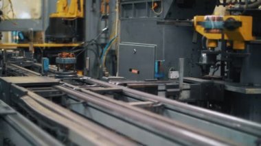 Fabrikada otomatik konveyör üzerinde hareket eden bakır tel ile metal detay