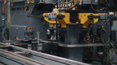 Endüstriyel fabrikada montaj hattında hareket eden bakır tel ile metal detay
