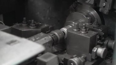 Metal işleme tesisinde çamaşır makinesi işleme çeliği. üretim metal detay