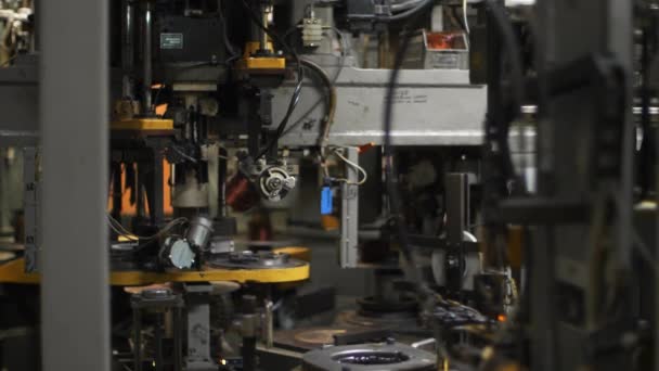 Roboteranlagen, die Kupferdraht im Werk bewegen. Produktion Elektromotoren — Stockvideo