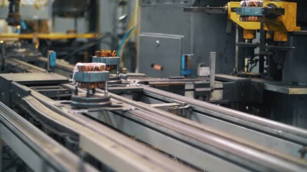 컨베이어에 구리 와이어가 있는 금속 디테일. 생산 가전 제품 — 비디오