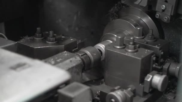 Draaibank machine bewerkings staal bij metaalbewerkings installatie. productie metaal detail — Stockvideo