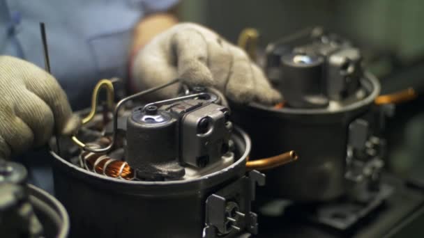 Промышленные рабочие руки проверяют электроприбор после сборки на заводе — стоковое видео