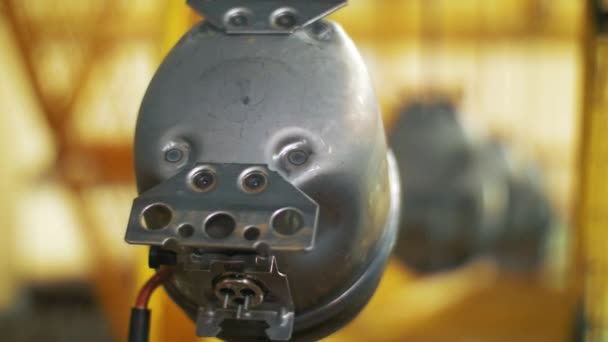 Üretim fabrikasında konveyör hattı üzerinde hareket eden bitmiş elektrikli cihazlar — Stok video