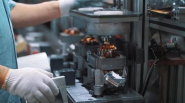Fabrikada otomatik ekipman elektrik motoru montajı endüstriyel işçi