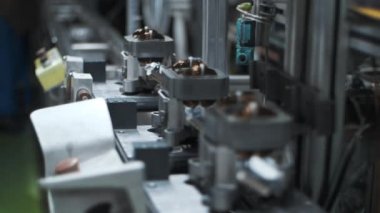 Sanayi işçisi üretim fabrikasında montaj hattında düğmeye bastı