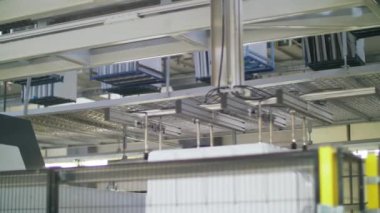 Konveyör üzerinde manipülatör ile hareket eden plastik konteyner. Ev aletleri fabrikası