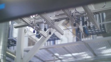 Konveyör hattı üzerinde çalışan robotik manipülatör. Ev aletleri fabrikası