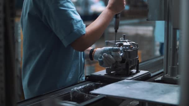 工場の自動コンベアで金属機器を組み立てる産業労働者 — ストック動画