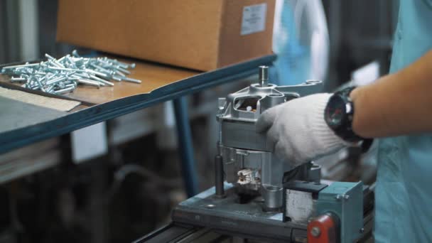 Opérateur d'assemblage travaillant sur la chaîne de production à l'usine de fabrication — Video