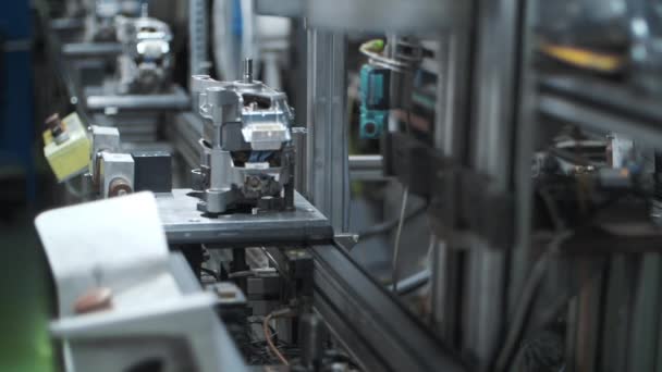 Electrodomésticos de metal en movimiento en la línea de producción. Producción de componentes eléctricos — Vídeo de stock