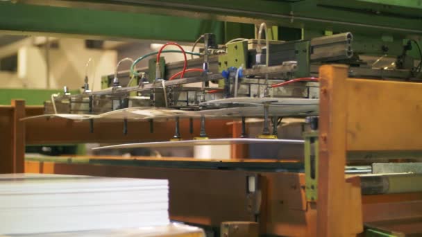 Manipulador automático sosteniendo lámina de plástico. Detalle plástico de producción en planta — Vídeos de Stock