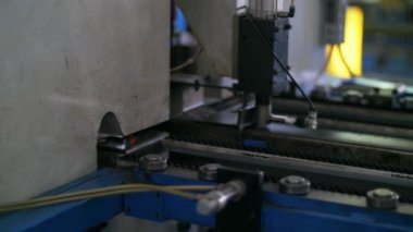 Ev aletleri fabrikasında konveyör hattı üzerinde metal sac işleme