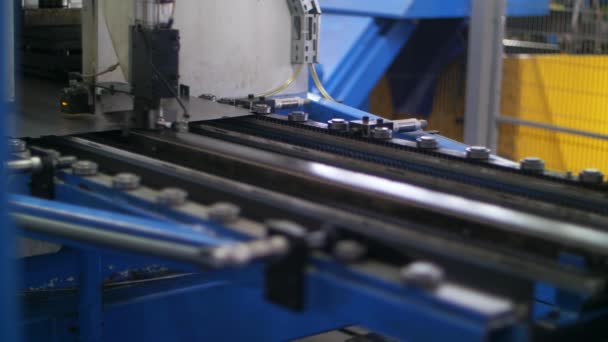 Metaalbewerking draaibank verwerking staalplaat in huishoudelijke apparatenfabriek — Stockvideo