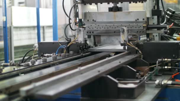 Máquina de metalurgia formando folha de metal na planta. Produção de aparelhos domésticos — Vídeo de Stock