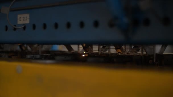 Industriemaschinen Schweißen von Metalldetails in der Metallverarbeitungsfabrik — Stockvideo