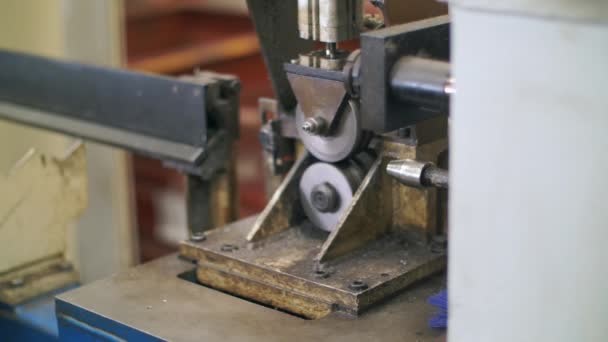 Processing metal detail on automatical lathe in metalworking workshop — Stock Video