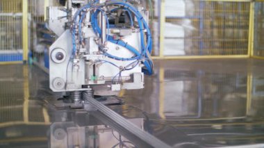 Endüstriyel makine işleme metal çubuk fabrikada. Üretim ev aletleri