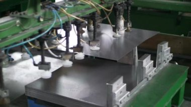 Otomatik manipülatör hareketli metal levha. Üretim ev aletleri