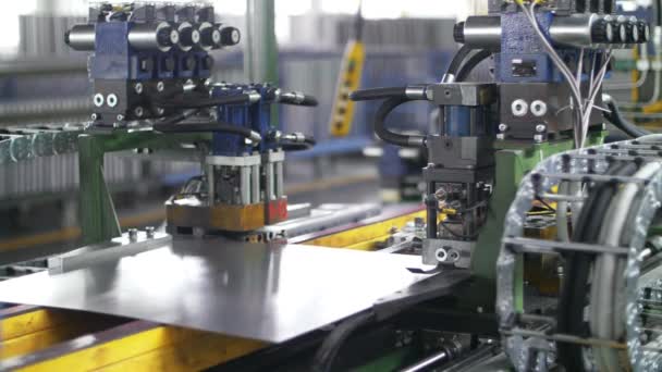 Fabrikada konveyör hattı üzerinde hareket eden metal levha. Fabrikada metal işleme ekipmanları — Stok video