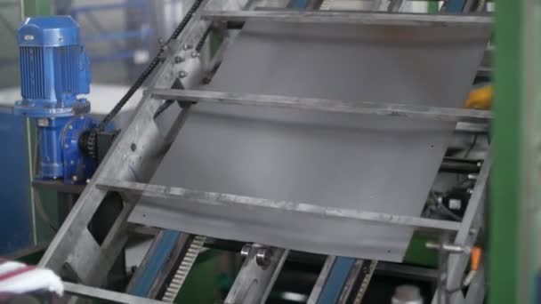 Traitement des tôles sur machine industrielle en usine. Détail métallique de production — Video