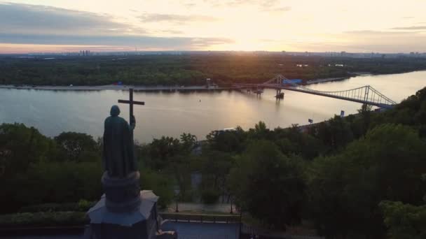 Aerial view monument Prince Vladimir with cross on evening Kiev city landscape — Stock Video