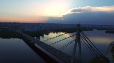 Akşam gökyüzü manzara Panorama şehir. Akşam şehirde havadan görünüm araba köprüsü