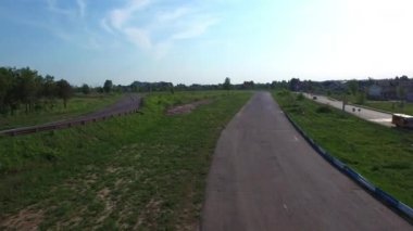 Motosikletçi kırsal yolda yarış pistinde binmek. Drone görünümü moto yarışması