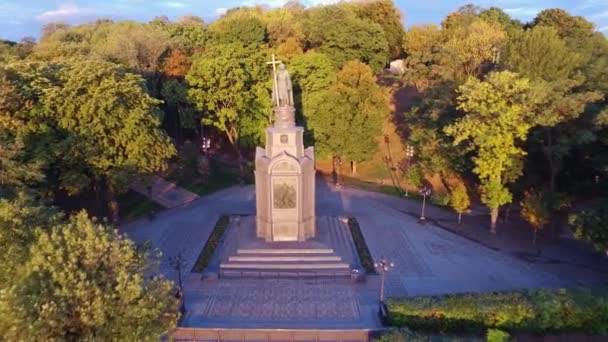 Drone View standbeeld Saint Prince Vladimir met christelijke kruis in zomerpark — Stockvideo