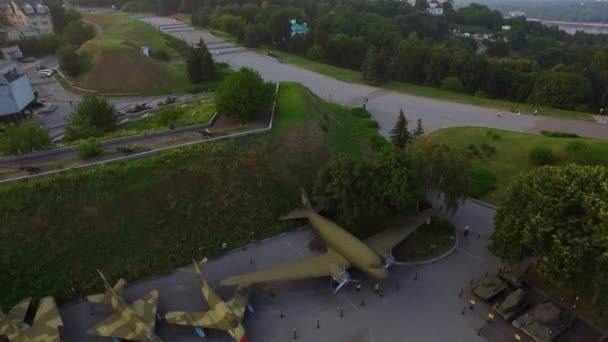 Militärmuseum utställningar Victory Park Kiev City. Utsikt över flygplatsen Kiev Pechersk Lavra — Stockvideo