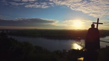 Siluet Prens Vladimir akşam Kiev hava manzara haç tutan