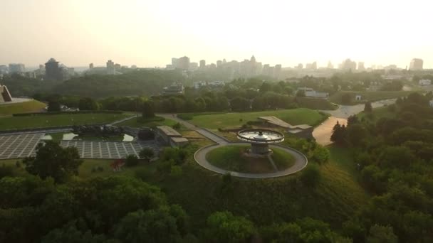 Eternal flame and Mother Motherland in Kyiv city. Drone view Kiev Pechersk lavra — Stock Video