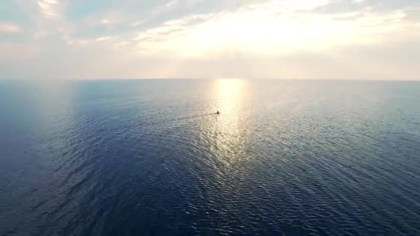 Homens de caiaque no mar ao pôr-do-sol paisagem. Kayaker vista aérea flutuando no caiaque — Vídeo de Stock