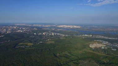 Uçan drone yukarıdan manzara modern şehir. Havadan görünüm modern şehir