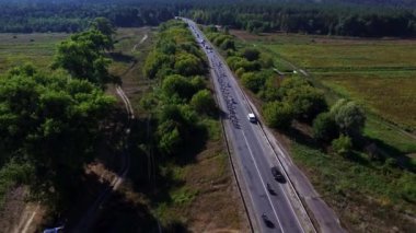 Bisiklete binen bisikletli bisikletçiler grubu ülke otoyoluna biniyor. Otoyolda bisiklet yarışı