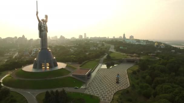 Mother Motherland on Dnieper shore. Aerial view Kiev Pechersk Lavra in Kiev city — Stock Video