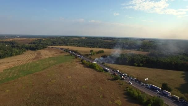 Car fire smoke in accident on countryside road. Drone view smoke fire auto crash — Stock Video