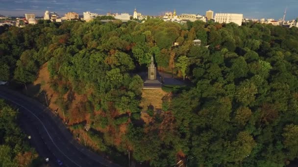 Aerial monument Prince Vladimir in Kiev city on green city park — Stock Video