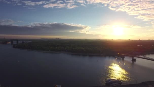 Abendlicher Sonnenuntergang, der sich im Fluss der Stadt widerspiegelt. Luftaufnahme Abendstadt bei Sonnenuntergang — Stockvideo