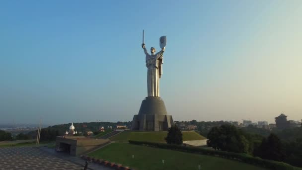 Drone vista Madre Patria sulla città di Kiev. Giorno di Vittoria di Monumento Seconda guerra mondiale — Video Stock