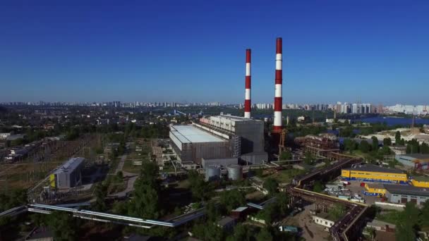 Chimeneas industriales en arquitectura urbana. Chimenea vista aérea en ciudad industrial — Vídeo de stock