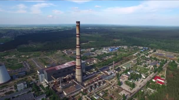 Industriële schoorstenen op de elektriciteitscentrale. Luchtfoto schoorstenen op chemische fabriek — Stockvideo